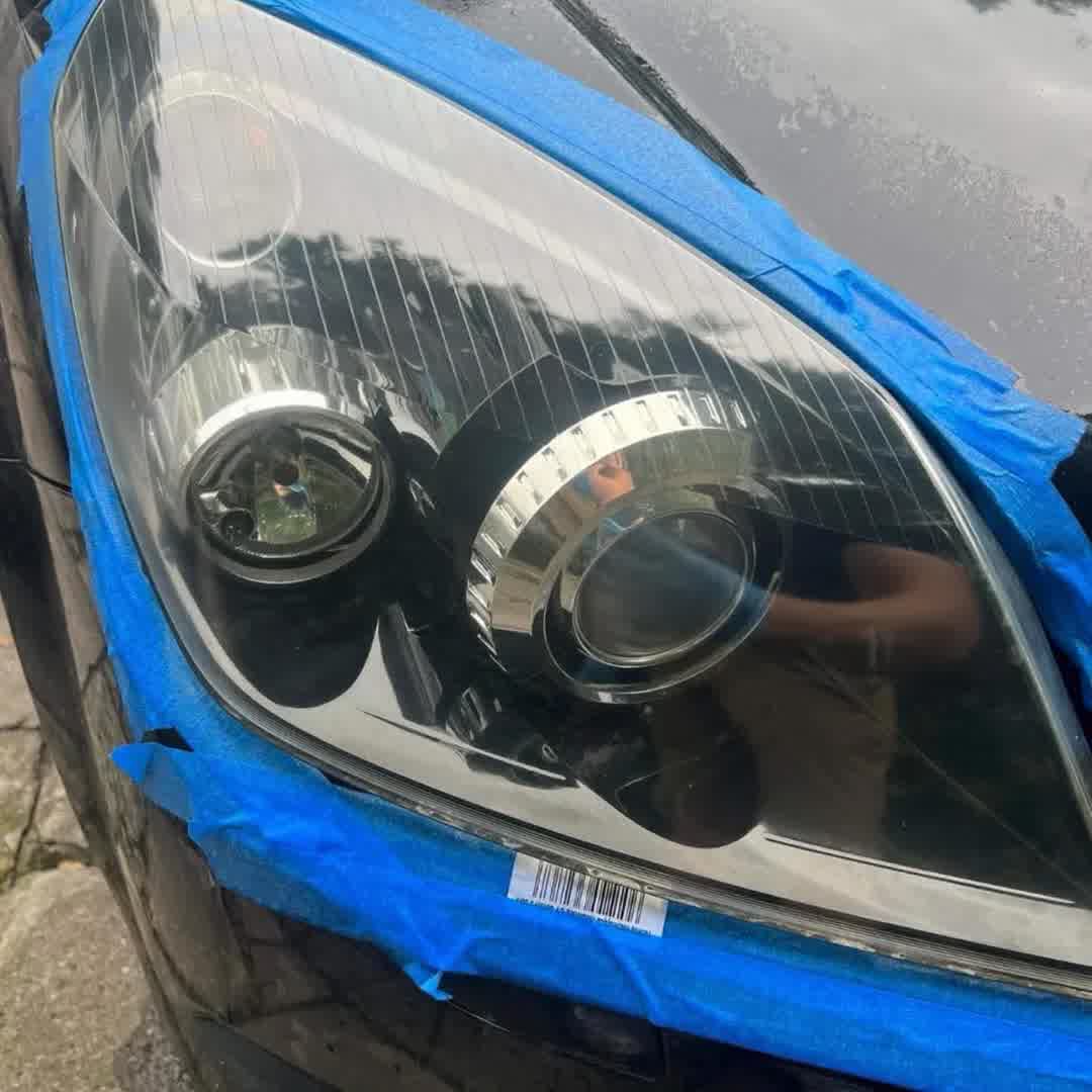 Wypolerowany reflektor we Wrocławiu, polerka reflektorów, odnowa lamp, regeneracja reflektora, wyczyszczony reflektor przed i po, efekt polerowania, polerowanie reflektorów Wrocław 